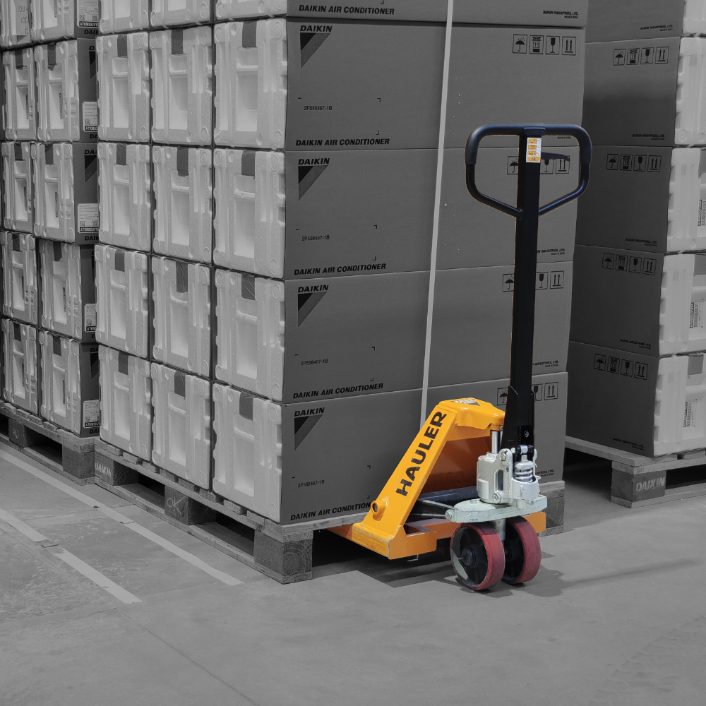 Hydraulic hand pallet truck for warehouse material handling