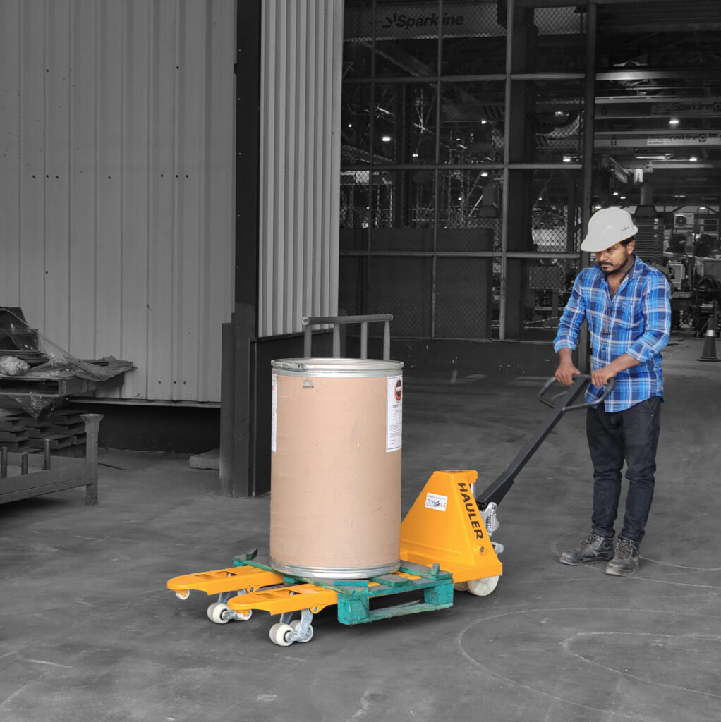 A operator lifting the pallet using hydraulic hand pallet truck
